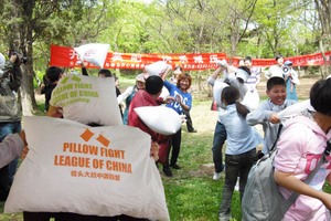 青岛中山公园上演“枕头大战” http://www.zhentou.net  2009-5-4 17:06:44  来源：新华社  点击量：7青岛中山公园上演“枕头大战” 