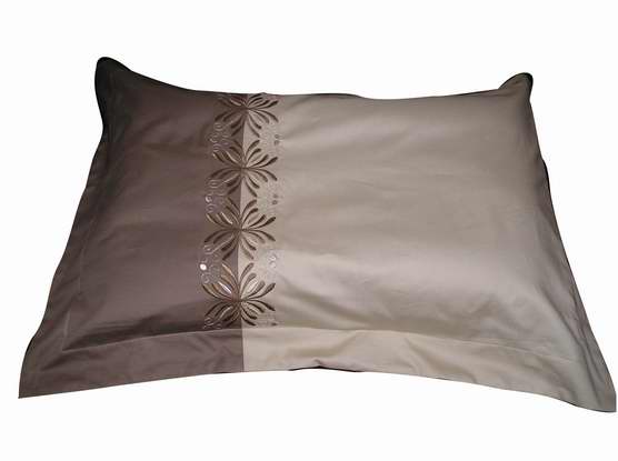 双人枕套	50*140cm	浅咖啡与深咖啡相拼-西式卷草绣花  	咖啡	西式卷草
